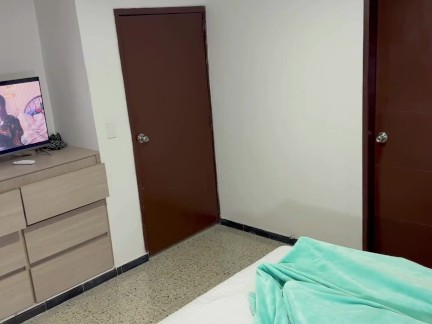 Me follo duro a mi timida hermanastra y le demuestro que no soy gay, termino corriéndome en su culo.