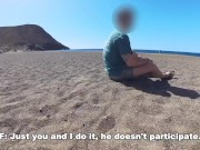 PAZZIA SPIAGGIA NUDISTA italiana esibizionista spompina sconosciuto circondata da guardoni eccitati 6/16