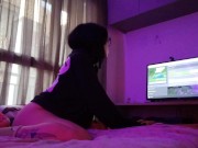 Sua namoradinha fofa jogando Minecraft sem calcinha .. 1/16