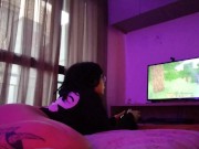 Sua namoradinha fofa jogando Minecraft sem calcinha .. 10/16