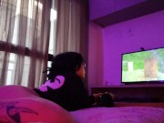 Sua namoradinha fofa jogando Minecraft sem calcinha .. 9/16