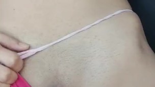 Me desnudo y masturbo enfrente de un taxista desconocido para pagarle.