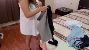 Observo a mi roomie poniéndose minifalda y me la termino cogiendo