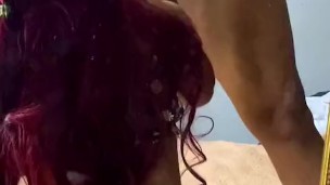 Le doy una buena mamada al marido de mi amiga y graba como me lo mete asta la garganta