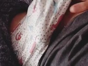 Despierto con la verga dura y juego con ella