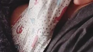 Despierto con la verga dura y juego con ella