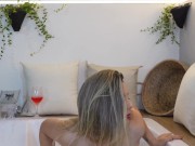 LLEGO DEL TRABAJO Y ME MASTRUBO CON MI NUEVO DILDO PENSANDO EN UNA AMIGA 4/16