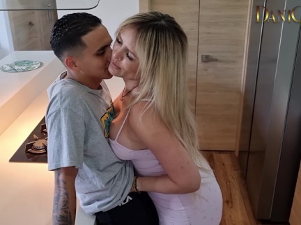 Le pido ayuda a la milf y termino follandola sin condon hasta correrme - monique fuentes