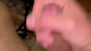 Cachondo GUY masturbándose mientras ve porno
