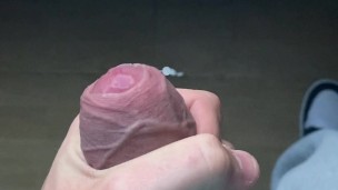 Ejaculation sur vitre d'un minet