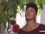 Ersties - Lexi masturbiert mit Dildo und steckt sich dabei den Finger in den Hintern 13/16