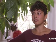 Ersties - Lexi masturbiert mit Dildo und steckt sich dabei den Finger in den Hintern 15/16