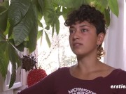 Ersties - Lexi masturbiert mit Dildo und steckt sich dabei den Finger in den Hintern 16/16