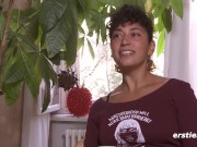 Ersties - Lexi masturbiert mit Dildo und steckt sich dabei den Finger in den Hintern 2/16