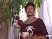 Ersties - Lexi masturbiert mit Dildo und steckt sich dabei den Finger in den Hintern 3/16