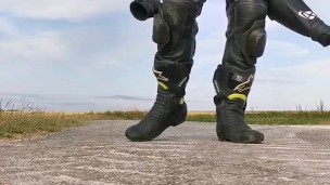 Motard ce branle au bord de la route