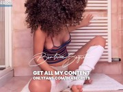 Masturbazione attraverso le mutandine, orgasmo, pissing e assaggio degli slip grondanti di umori 1/16