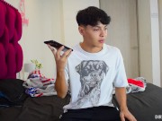 LA DOCTORA HANNAH FOLLA A SU HIJASTRO PARA QUE SE MEJORE. 1/16