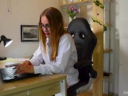 LA DOCTORA HANNAH FOLLA A SU HIJASTRO PARA QUE SE MEJORE. 3/16