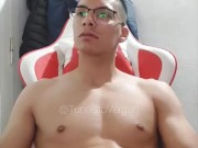 Hombre musculoso pajeando su Enorme Polla 1/16