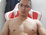 Hombre musculoso pajeando su Enorme Polla 10/16