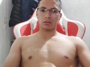 Hombre musculoso pajeando su Enorme Polla 11/16