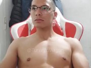 Hombre musculoso pajeando su Enorme Polla 14/16