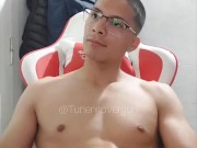 Hombre musculoso pajeando su Enorme Polla 2/16