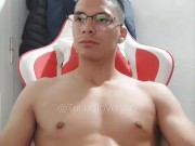 Hombre musculoso pajeando su Enorme Polla 3/16