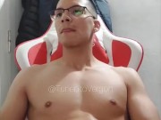 Hombre musculoso pajeando su Enorme Polla 4/16