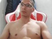 Hombre musculoso pajeando su Enorme Polla 8/16