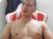 Hombre musculoso pajeando su Enorme Polla 9/16