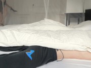 AMATEUR FRANCAIS - Ma coloc rentre de soirée avec une envie de sucer, est-ce je lui prête ma queue ? 1/16