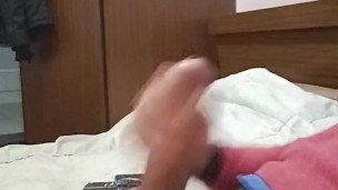 Me tumbó en la cama y comienzo a pajearme