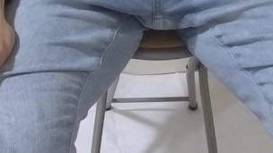 椅子に座って動画を見ている時に催したので我慢していたけど・・・漏れちゃった・・・