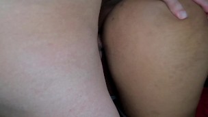 Mesmo sendo tão APERTADINHA ele meteu SEM PENA em mim, minha bucetinha dói, por favor continue !!!