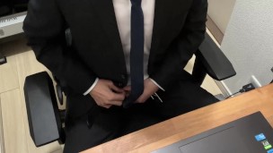 【オナニー】仕事中にちんちんいじってたら興奮してきちゃったからみんなに内緒で一人で抜いちゃいました【えすくん】　男 オナニー スーツ 日本人