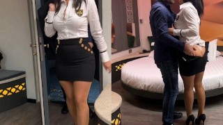 Finalmente logro llevar a mi secretaria a la habitación del hotel ...