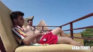 Putito se mete una verga gorda y grande en los baños públicos