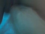 Chilena culona se mete una mano entera dentro de su coño y gime como perra de caliente