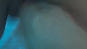 Chilena culona se mete una mano entera dentro de su coño y gime como perra de caliente