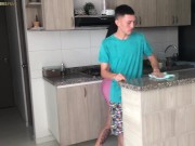 madrastra cachonda le gusta limpiar muy sexy 2/16