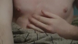 Je joue avec mes petits seins