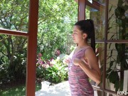 La patrona de casa se come la verga del jardinero - Parte 1 1/16