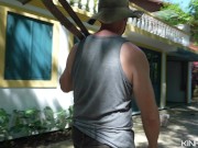 La patrona de casa se come la verga del jardinero - Parte 1 4/16