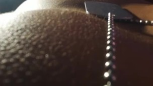 Chico tiene una descarga de semen en su abdomen