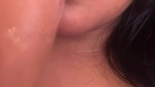 Milf escondida en el baño masturbándose con su consolador