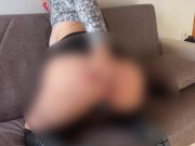 Si scopa  la figa e Rischia che gli amici la vedano squirtare