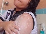 Dançando e molhando meu braço no banho - Parte 2/2 2/16