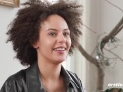 Ersties - Lia A wird beim Backen geil und besorgt es sich auf dem Küchentresen 14/16